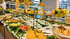A buffet with various fruits, vegetables, and dishes. - Arituba Park Hotel (Natal)