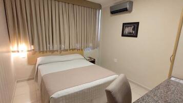 Standard Room | Minibar, in-room safe, desk, blackout drapes