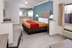 迷你吧、客房内保险箱、办公桌、隔音