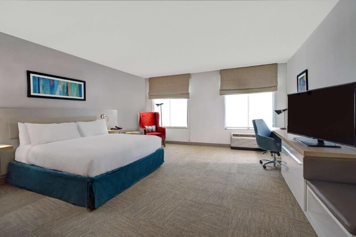 Premium bedding, in-room safe, iron/ironing board, free WiFi