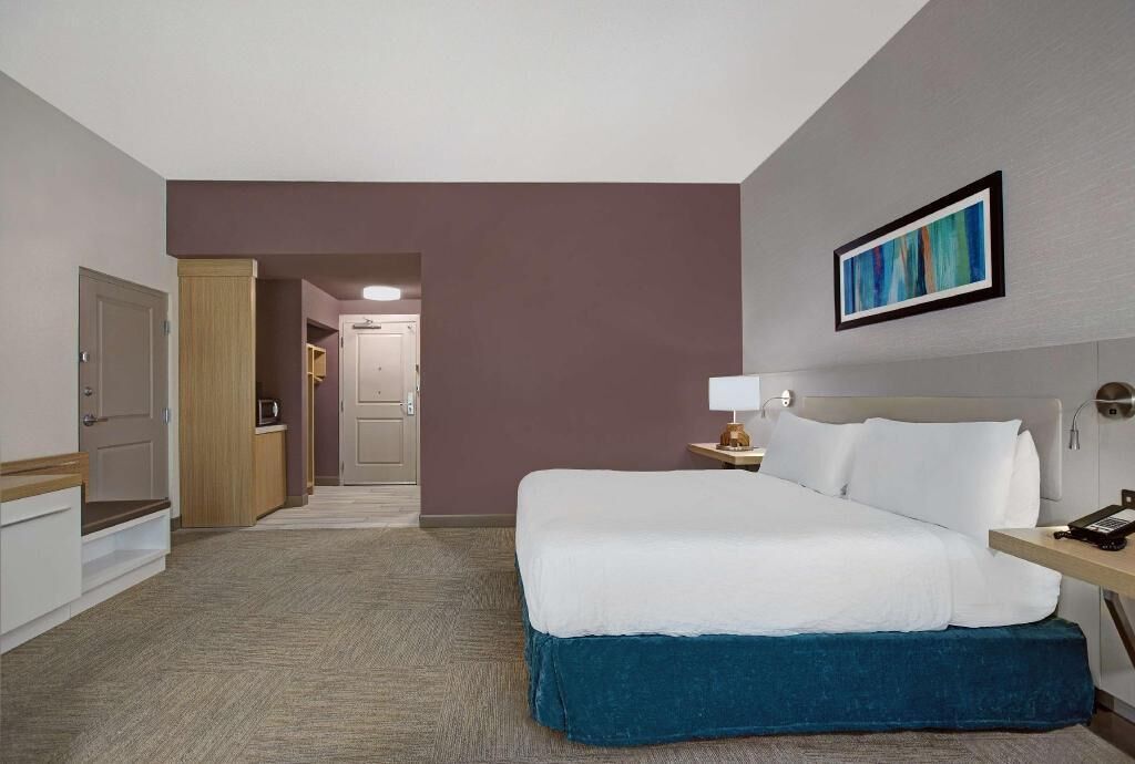 Premium bedding, in-room safe, iron/ironing board, free WiFi