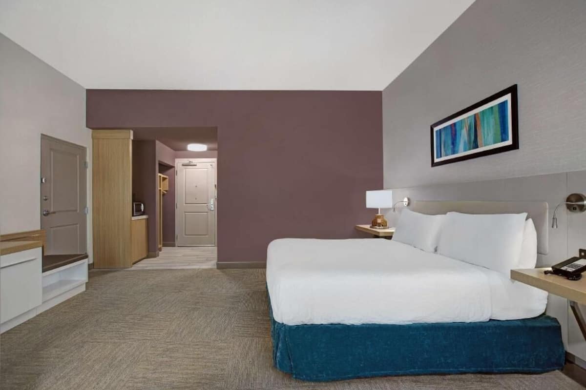 Premium bedding, in-room safe, iron/ironing board, free WiFi