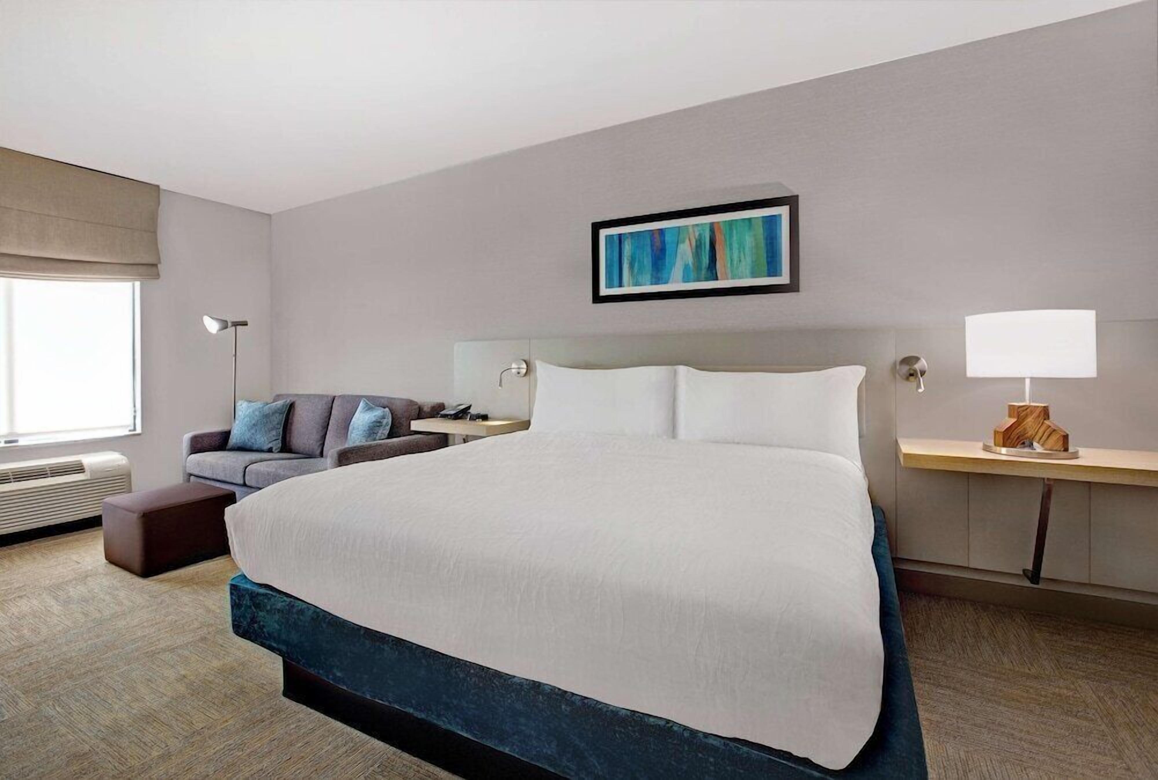 Premium bedding, in-room safe, iron/ironing board, free WiFi