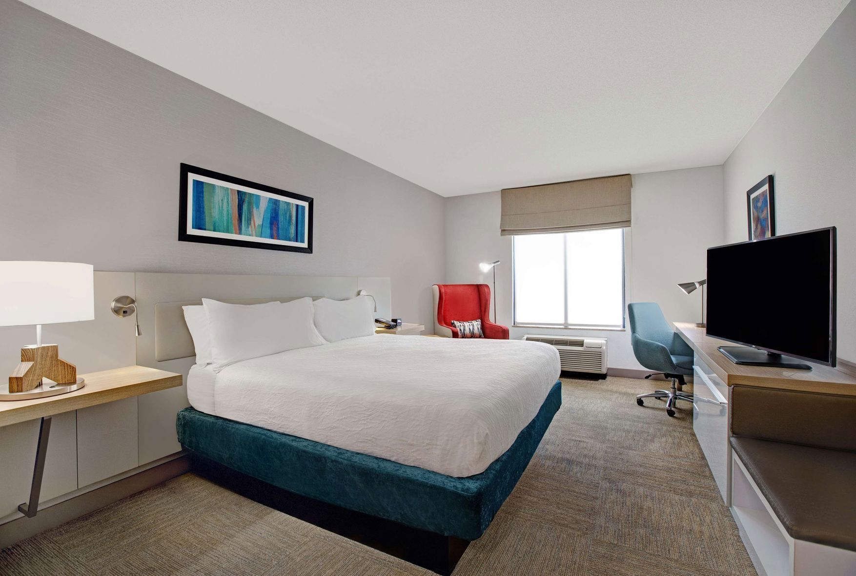 Premium bedding, in-room safe, iron/ironing board, free WiFi