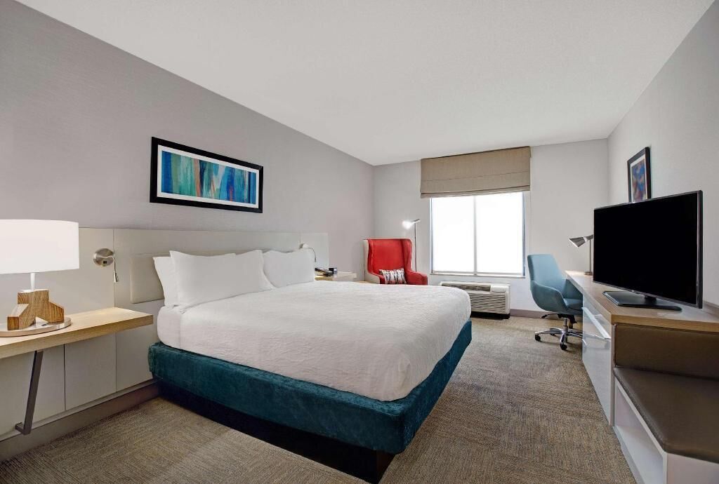 Premium bedding, in-room safe, iron/ironing board, free WiFi