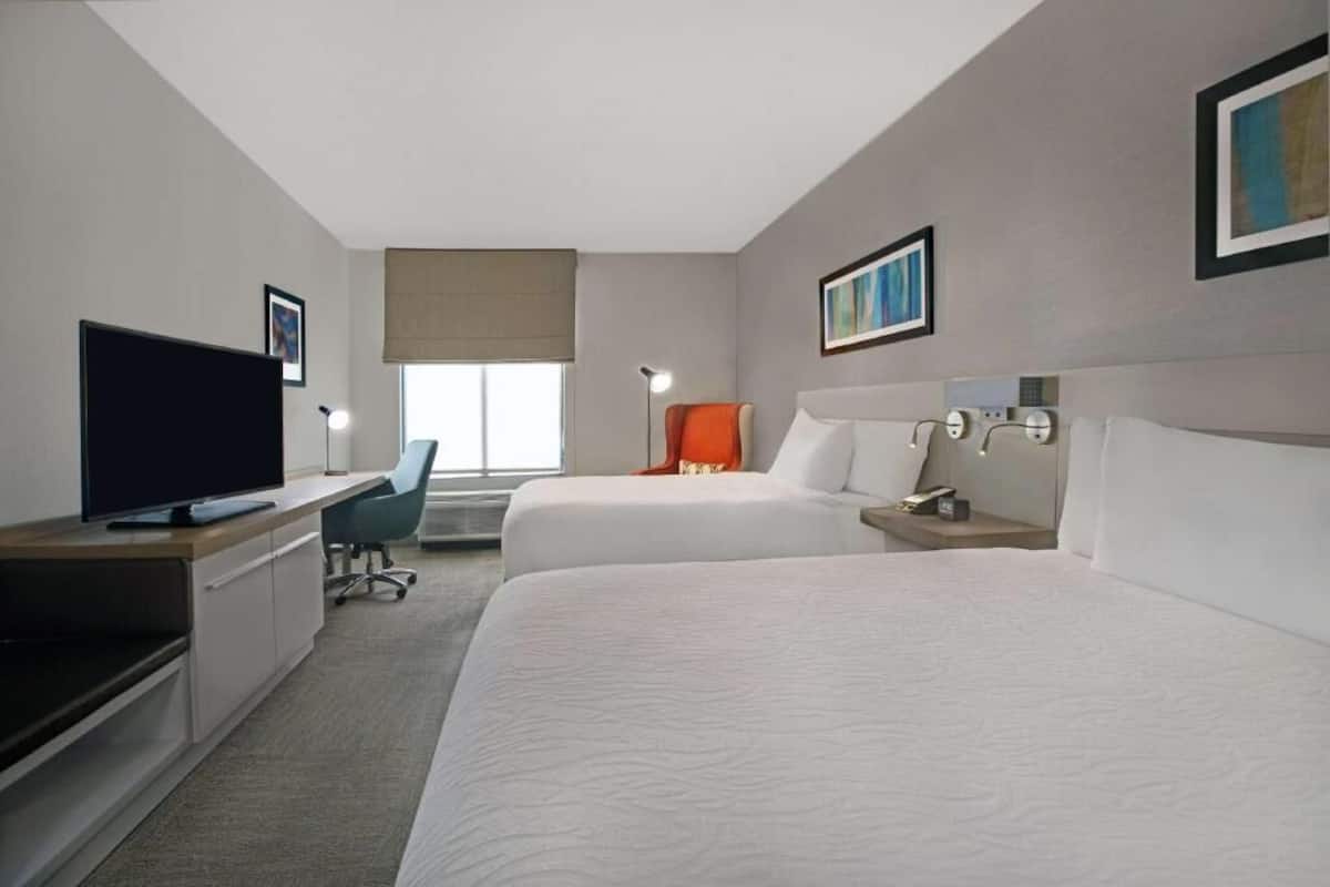 Premium bedding, in-room safe, iron/ironing board, free WiFi