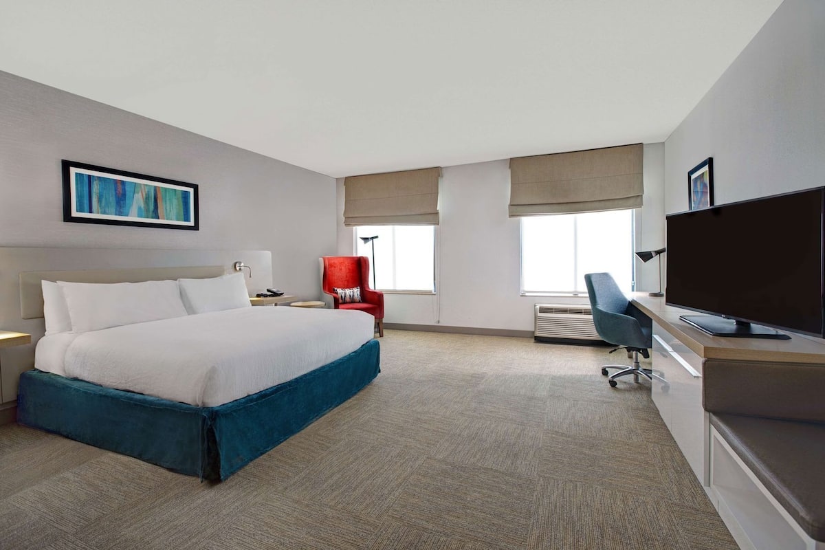 Premium bedding, in-room safe, iron/ironing board, free WiFi