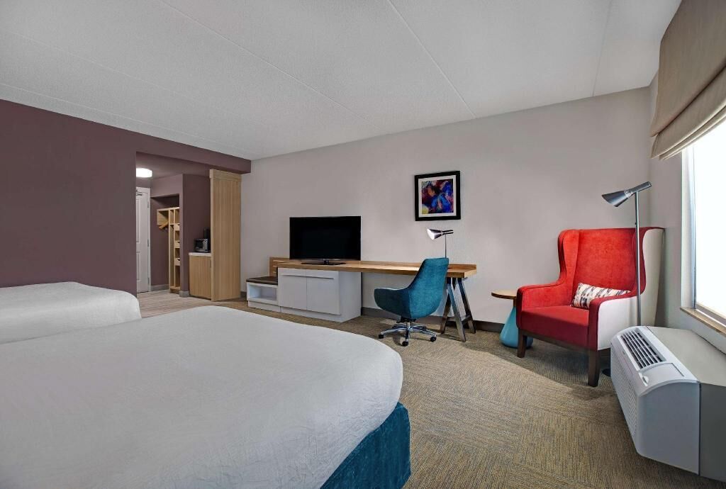Premium bedding, in-room safe, iron/ironing board, free WiFi