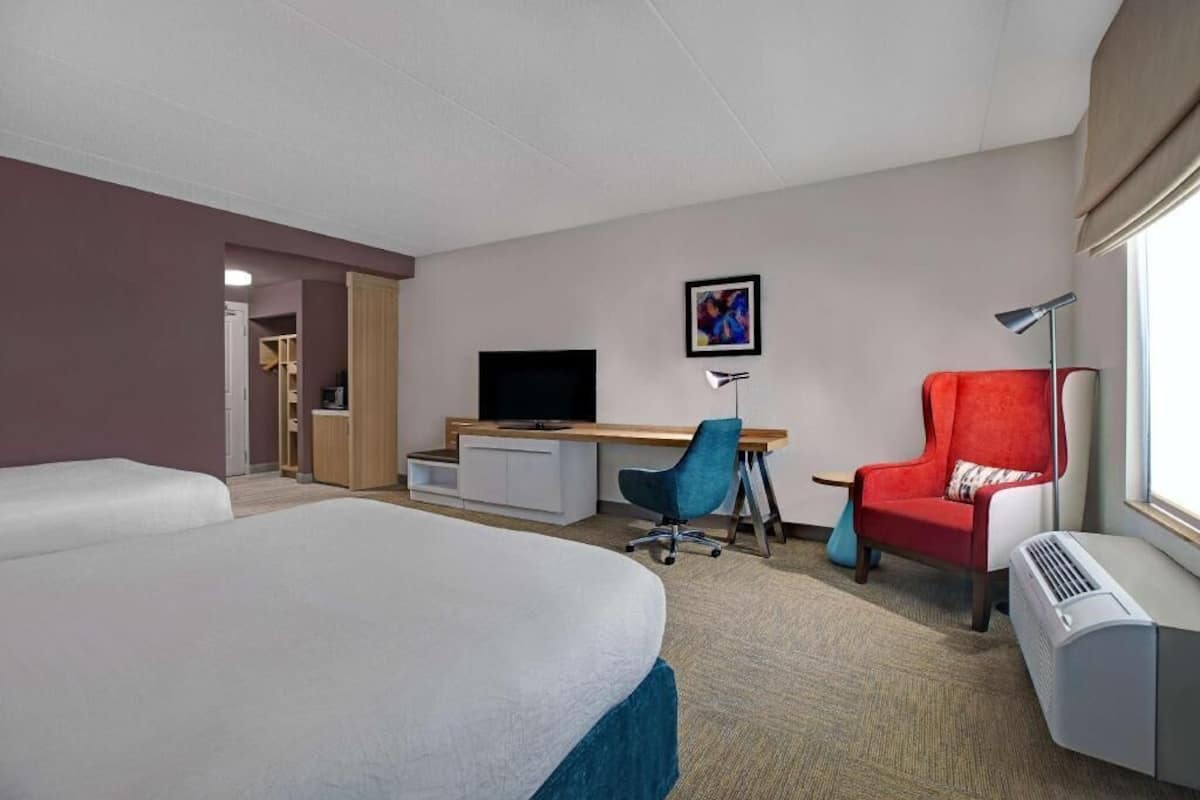 Premium bedding, in-room safe, iron/ironing board, free WiFi