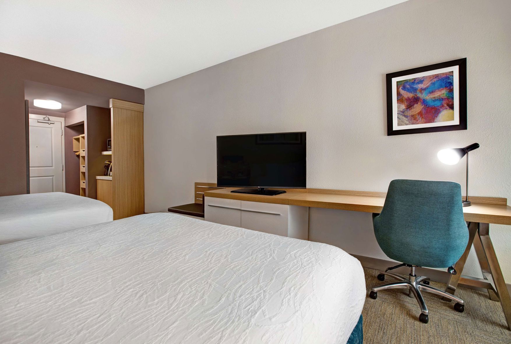 Premium bedding, in-room safe, iron/ironing board, free WiFi