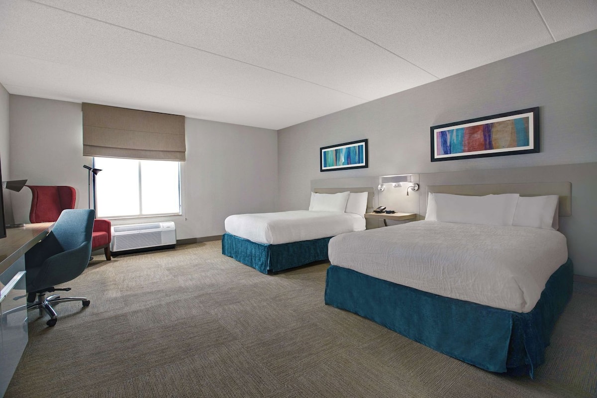Premium bedding, in-room safe, iron/ironing board, free WiFi