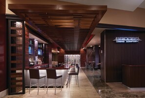 2 か所のレストラン、ランチ、ディナー、ブランチに営業 (アメリカ料理)