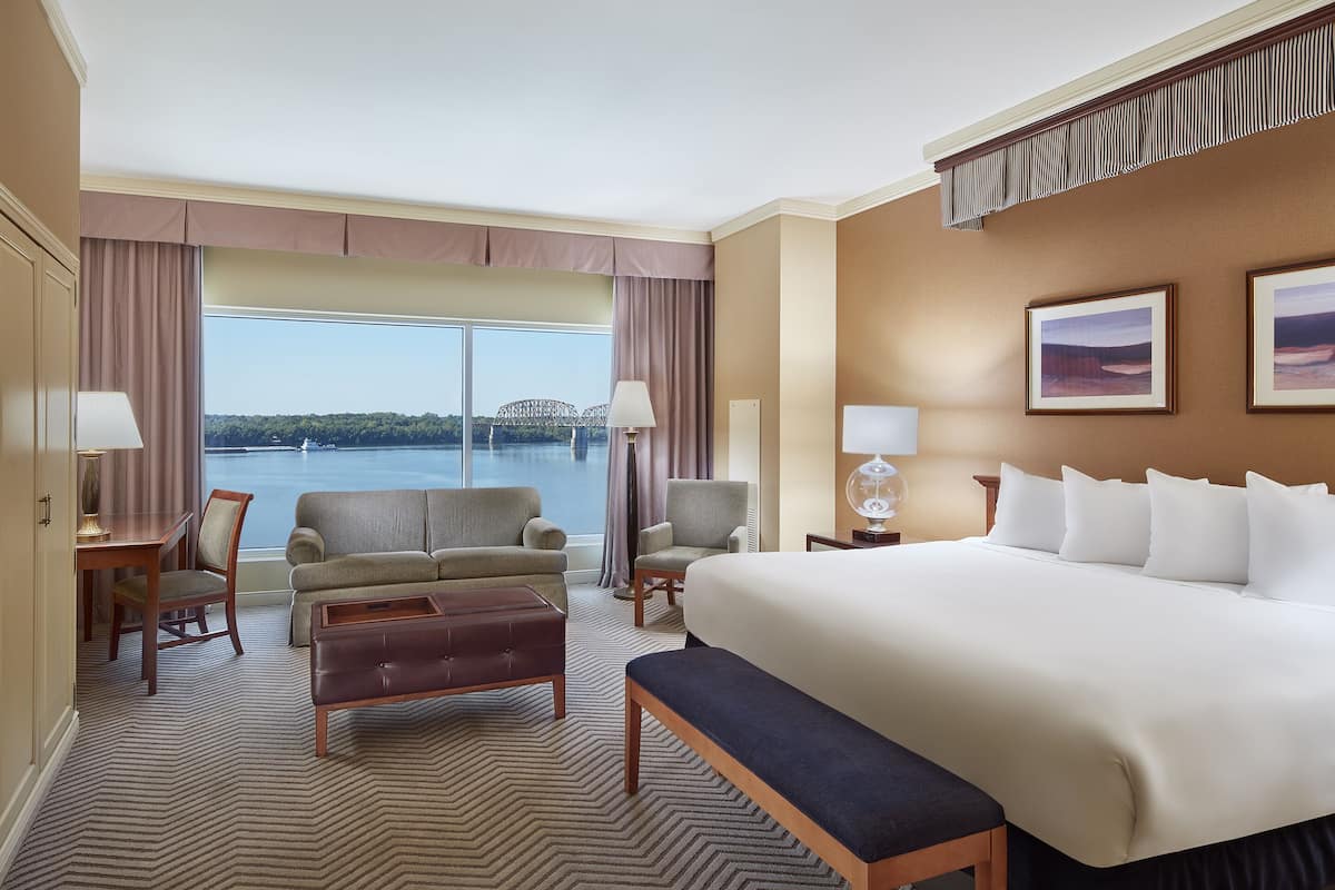 deluxe room, 1 king bed, river view | hypo-allergenic bedding, in-room safe, individually decorated