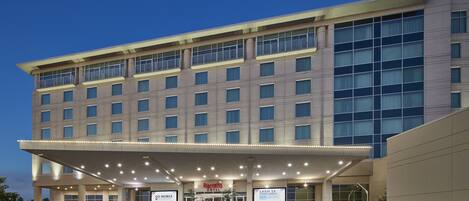 Facciata della struttura - sera/notte