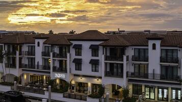 4 restaurants, breakfast, lunch, dinner served; American cuisine