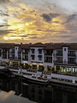 Un hôtel situé au bord de l’eau, doté de nombreux balcons, d’un port de plaisance et offrant une vue imprenable sur le coucher de soleil.