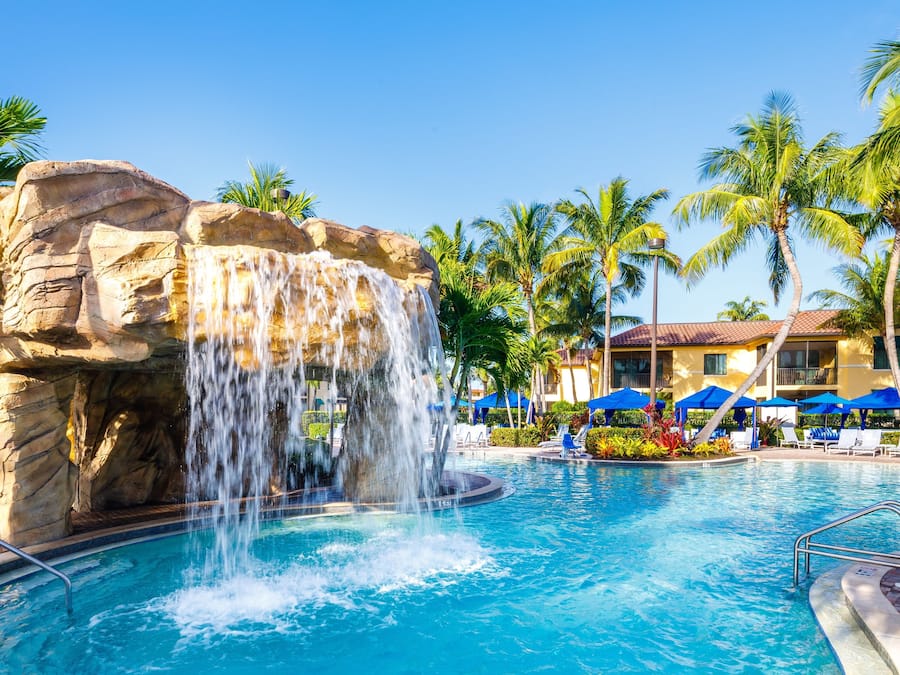 5 utomhuspooler, cabanor (tilläggsavgift) och parasoller