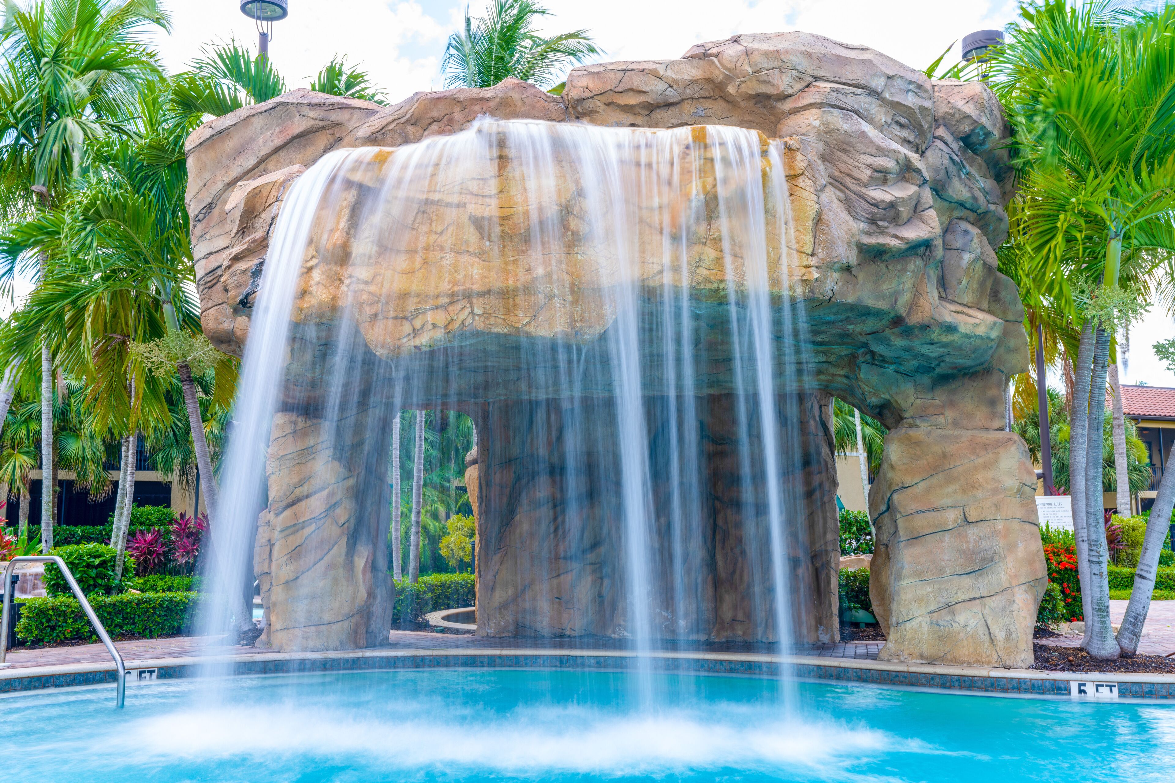 5 室外游泳池，收费帐篷屋，池畔遮阳伞