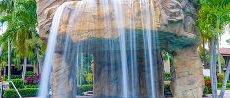 5 utendørsbassenger, bassengtelt (mot betaling) og bassengparasoller