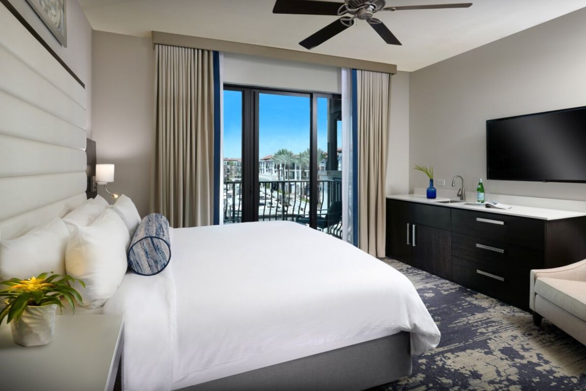 Superior Room, 1 King Bed (Marina) | Premium bedding, in-room safe, desk, laptop workspace