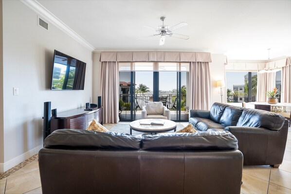 Living area - Naples Bay Resort & Marina (Naples)