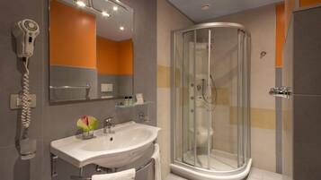Dusche, kostenlose Toilettenartikel, Haartrockner, Bidet
