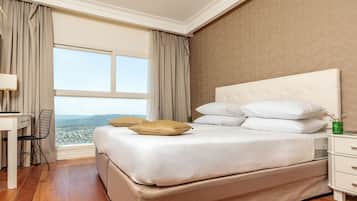 Standard Room Alon | Minibar, in-room safe, desk, blackout drapes