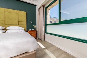 Chambre Deluxe (Shaked) | Minibar, coffres-forts dans les chambres, bureau, rideaux occultants
