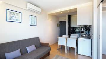 1 dormitorio, sistema de insonorización, wifi gratis y ropa de cama