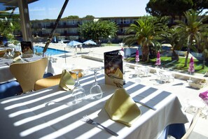 Déjeuner et dßner servis sur place