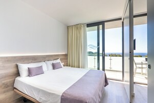 Apartamento superior, 1 habitación, balcón, vistas al mar | Sistema de insonorización, wifi gratis, ropa de cama