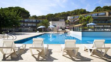 Una piscina al aire libre de temporada (de 10:00 a 21:00), tumbonas