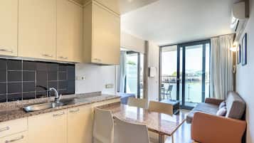Apartemen, 1 kamar tidur, balkon, pemandangan laut | Area keluarga | TV