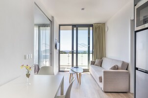 Apartamento superior, 2 habitaciones, balcón, vistas al mar | Zona de estar | Una televisión