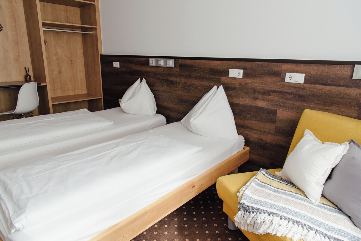 Twin Room | Hypo-allergenic bedding, desk, laptop workspace, blackout curtains