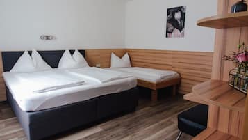 Habitación cuádruple | Ropa de cama hipoalergénica y decoración individual