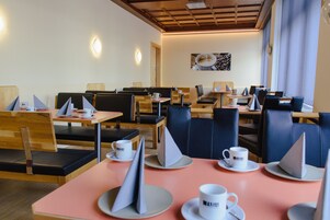 Se ofrece un desayuno bufé todos los días (por un coste adicional)