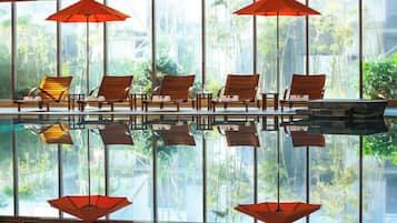 Hồ bơi trong nhà, mở cửa từ 6:00 đến 23:00, ghế dài tắm nắng