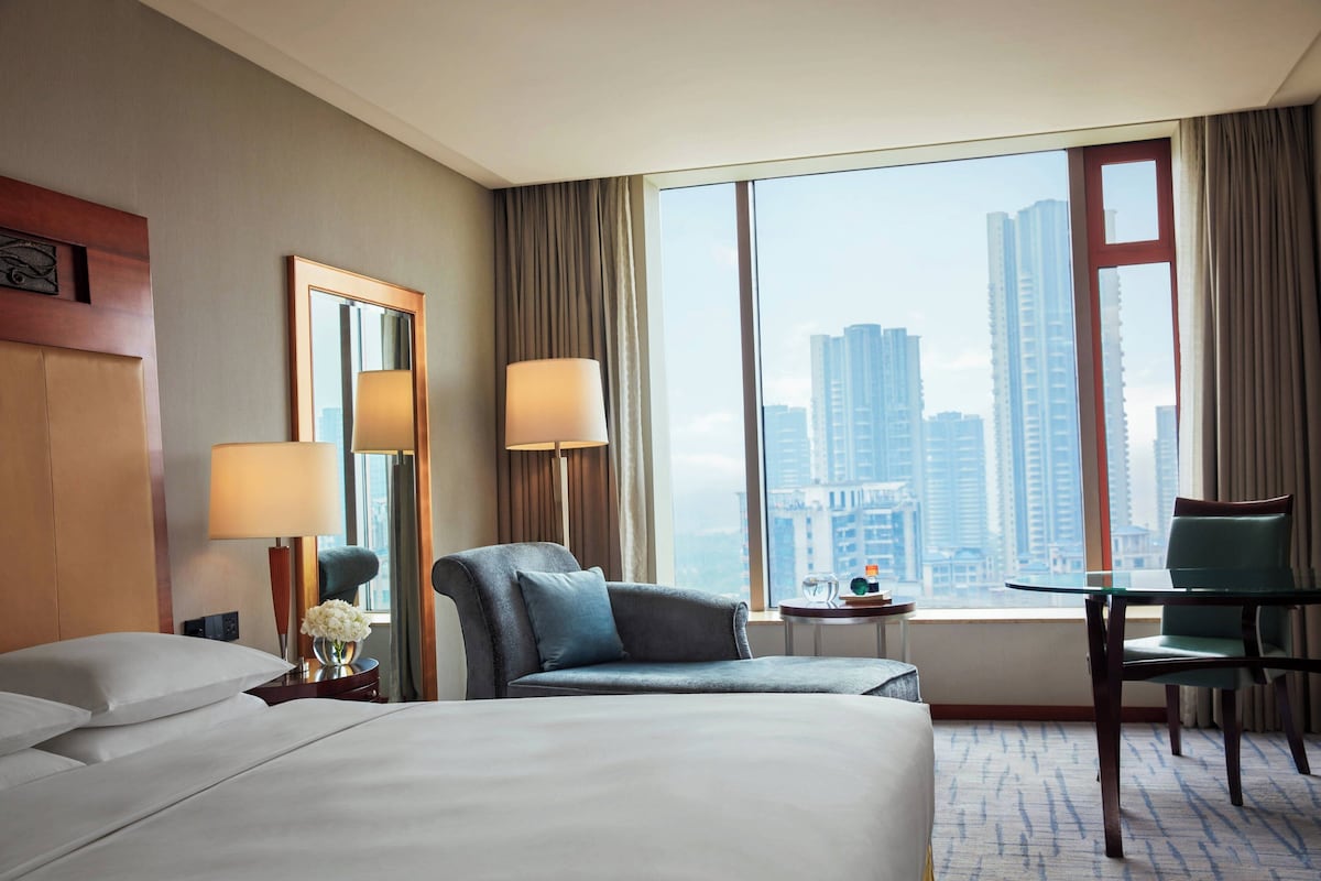 Premium bedding, down comforters, minibar, in-room safe