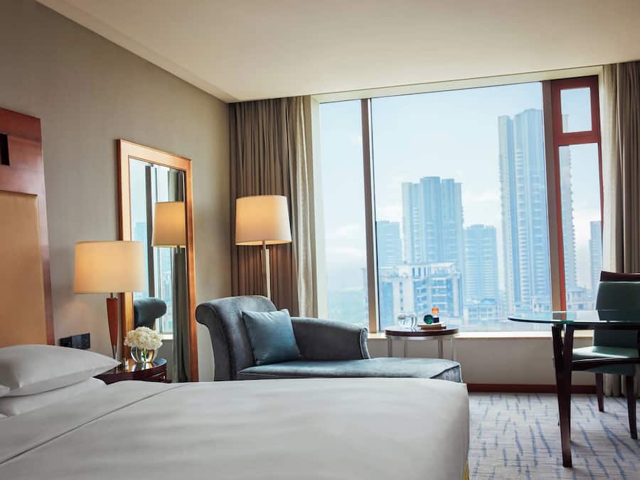 Luxe beddengoed, donzen dekbedden, een minibar, een kluis op de kamer