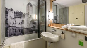 Een bad/douchecombinatie, een hydromassagedouche