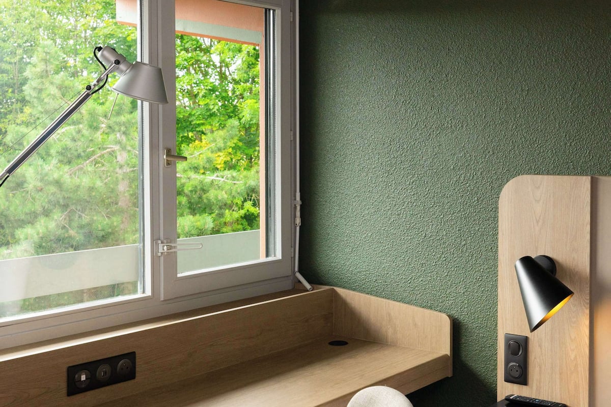 Luxe beddengoed, een bureau, een laptopwerkplek