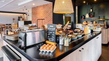Petit déjeuner buffet (13.9 EUR par personne)