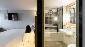 Quarto superior, 1 cama King | Roupas de cama premium, escrivaninha, espaço de trabalho para notebook