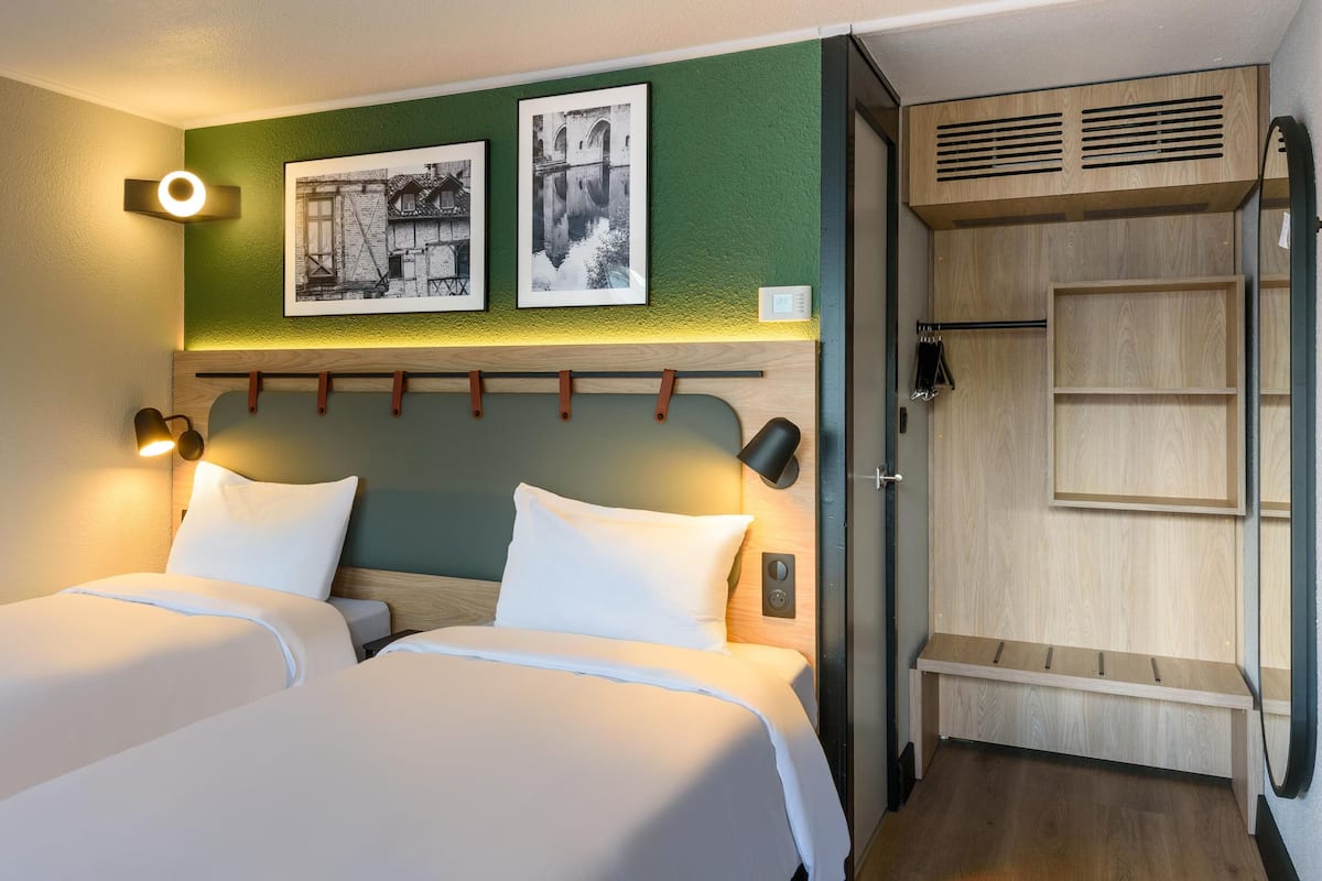 Habitació estàndard, 2 llits individuals | Roba de llit d'alta qualitat i escriptori