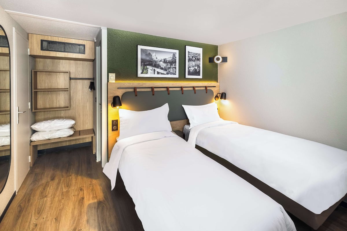 Standaard kamer, 2 eenpersoonsbedden | Luxe beddengoed, een bureau, een laptopwerkplek