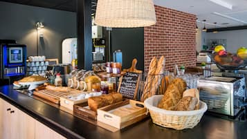 Petit déjeuner buffet (13.9 EUR par personne)