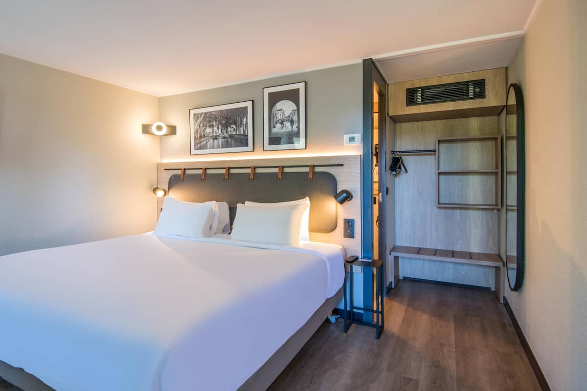 Superior Room, 1 King Bed | Premium bedding, desk, laptop workspace, blackout drapes