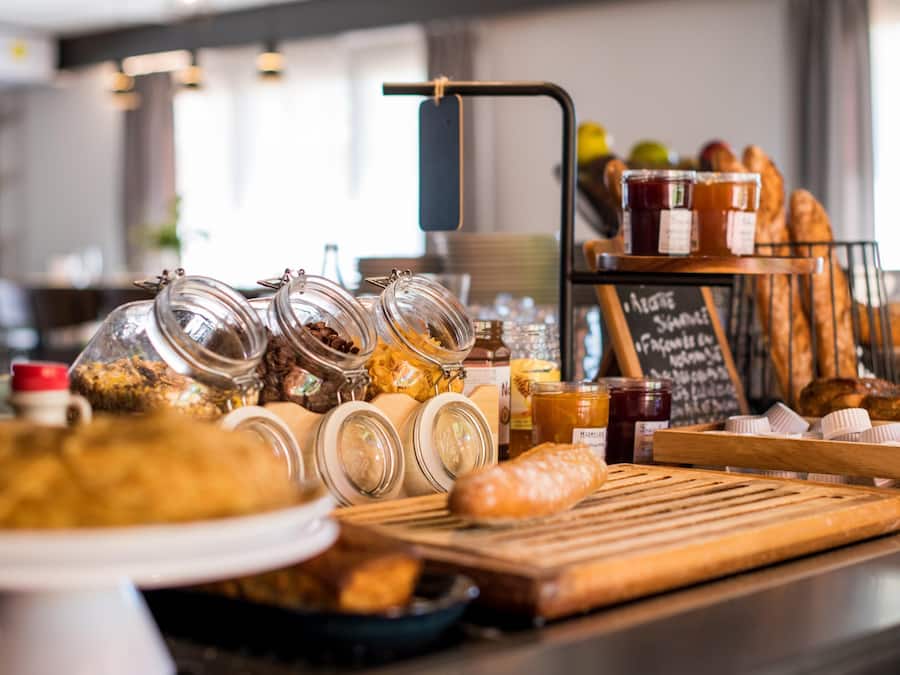 Dagelijks ontbijtbuffet (EUR 13.9 per persoon)