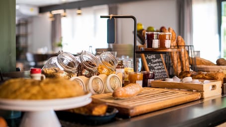Se ofrece un desayuno bufé todos los días (por un coste adicional). Campanile NATURE - Rodez